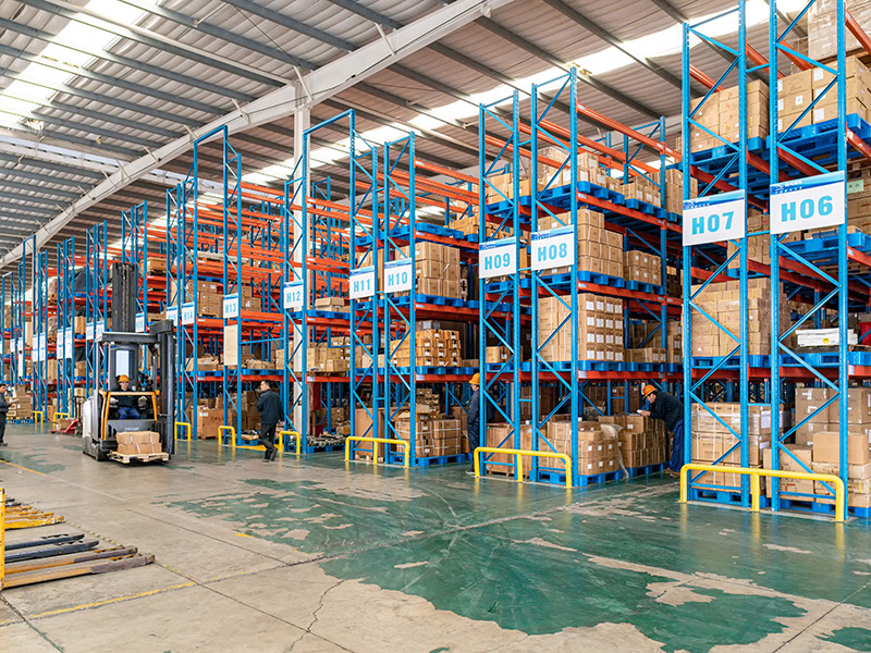 Application of plastic pallets in large warehouses